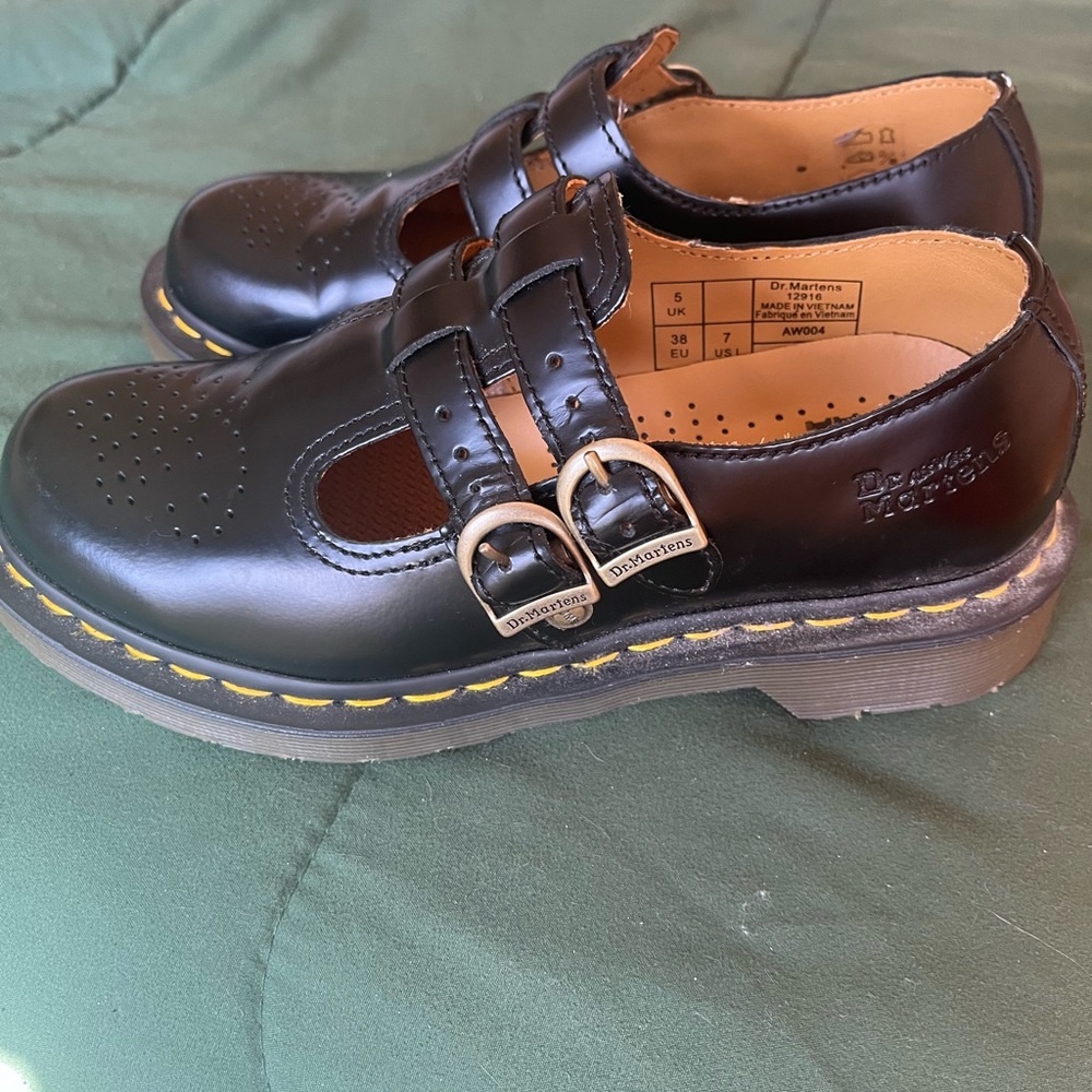 I’m selling a pair of Dr. Marten shoes